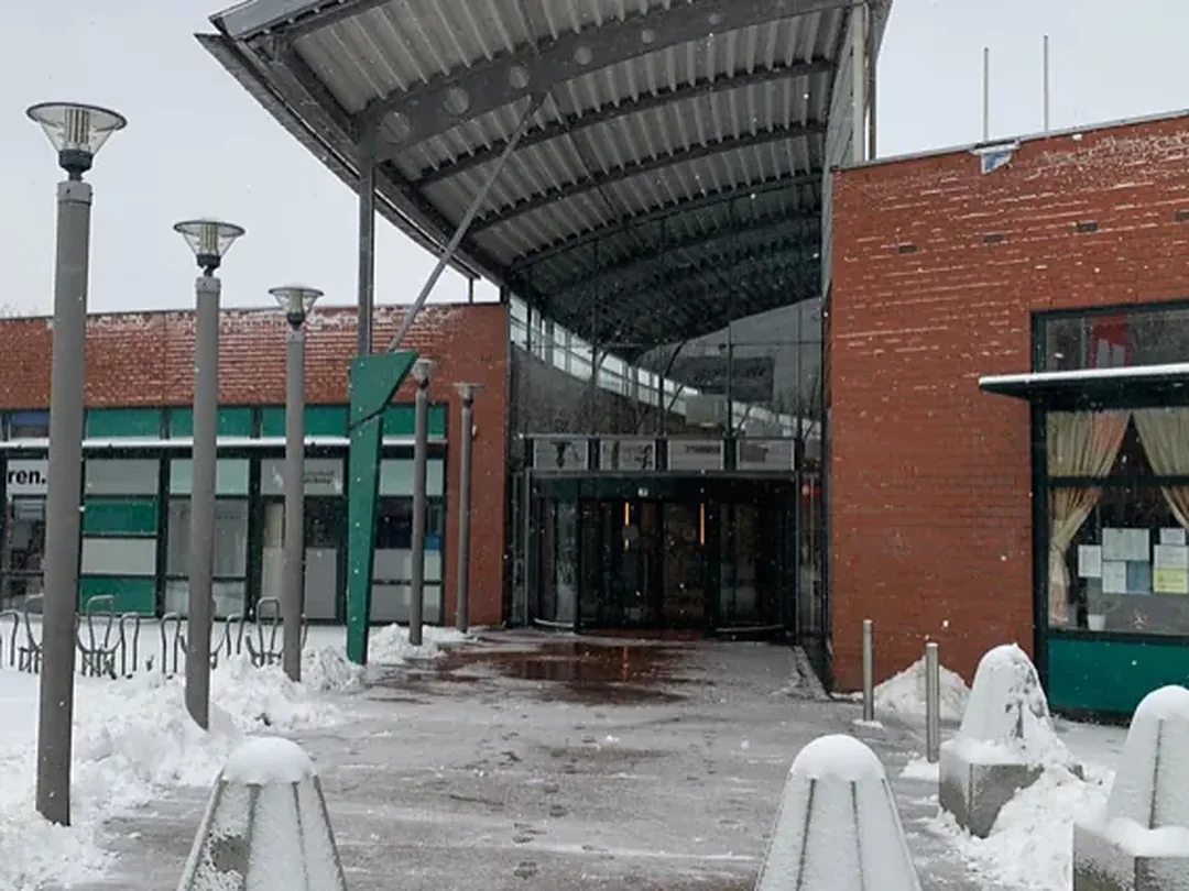 Besneeuwde entree en hellingbaan van een bedrijfspand