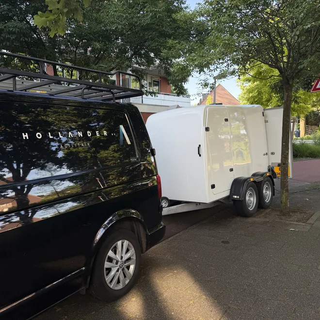 Hogedrukunit in de aanhanger achter de bus van Hollander