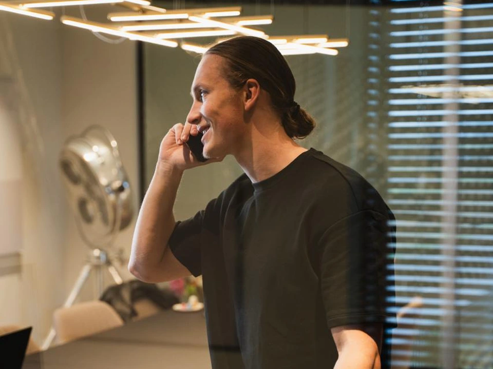 Medewerker van Hollander Facilitair aan de telefoon op kantoor