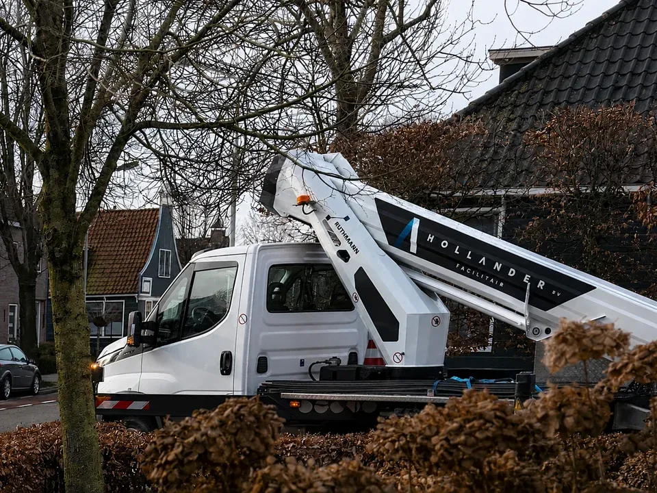 Hollander Facilitair hoogwerker bij gevelonderhoud