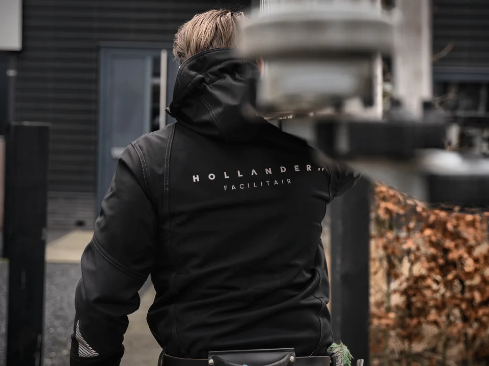 Medewerker van Hollander Facilitair in bedrijfskleding op weg naar een klus