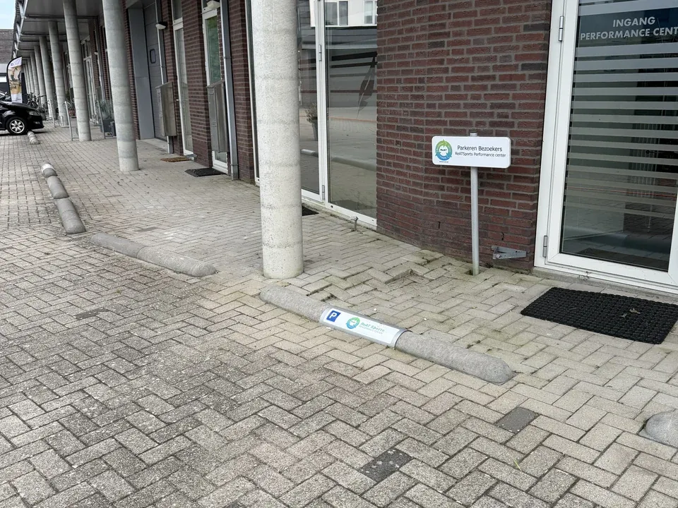 Dezelfde bestrating na het verwijderen van het onkruid