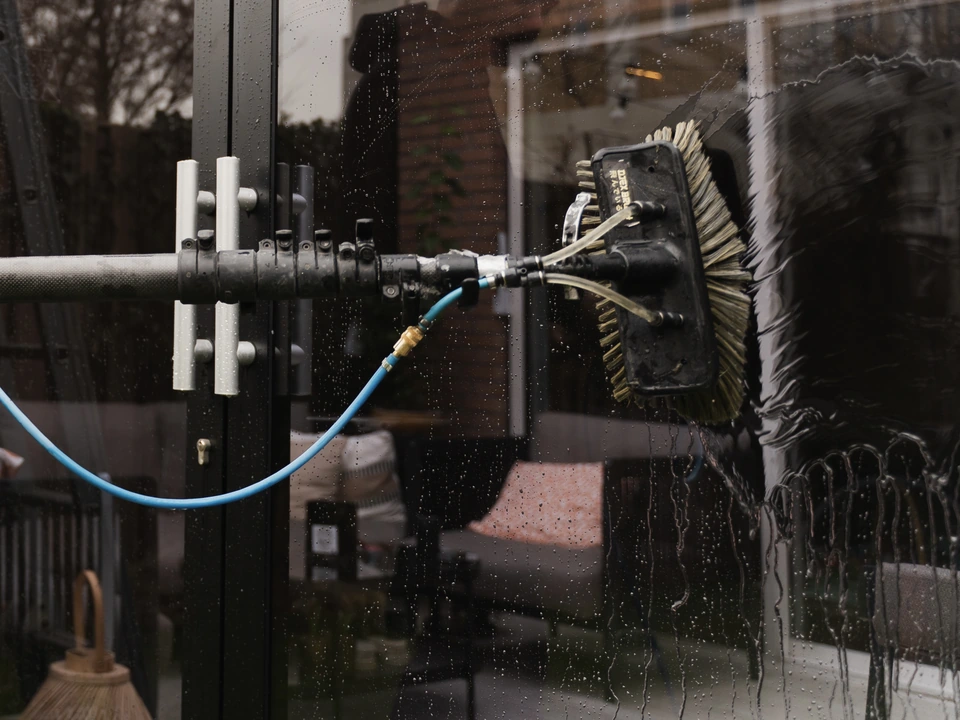 Glasbewassing met osmosewater en een telescoopborstel