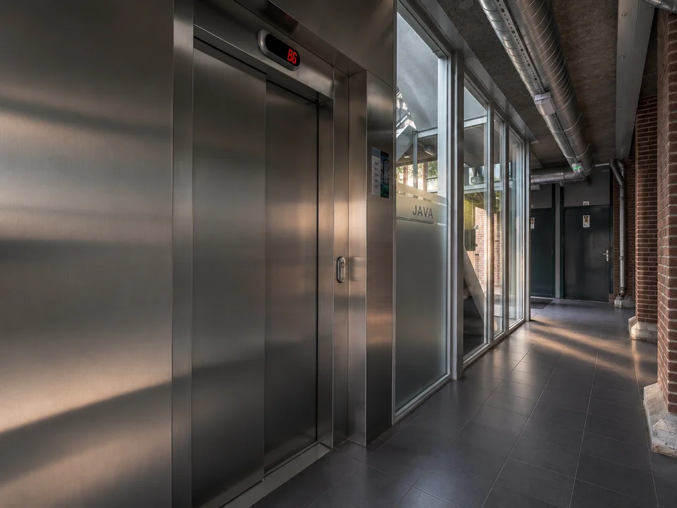 Liftportaal in de gemeenschappelijke ruimte van een complex