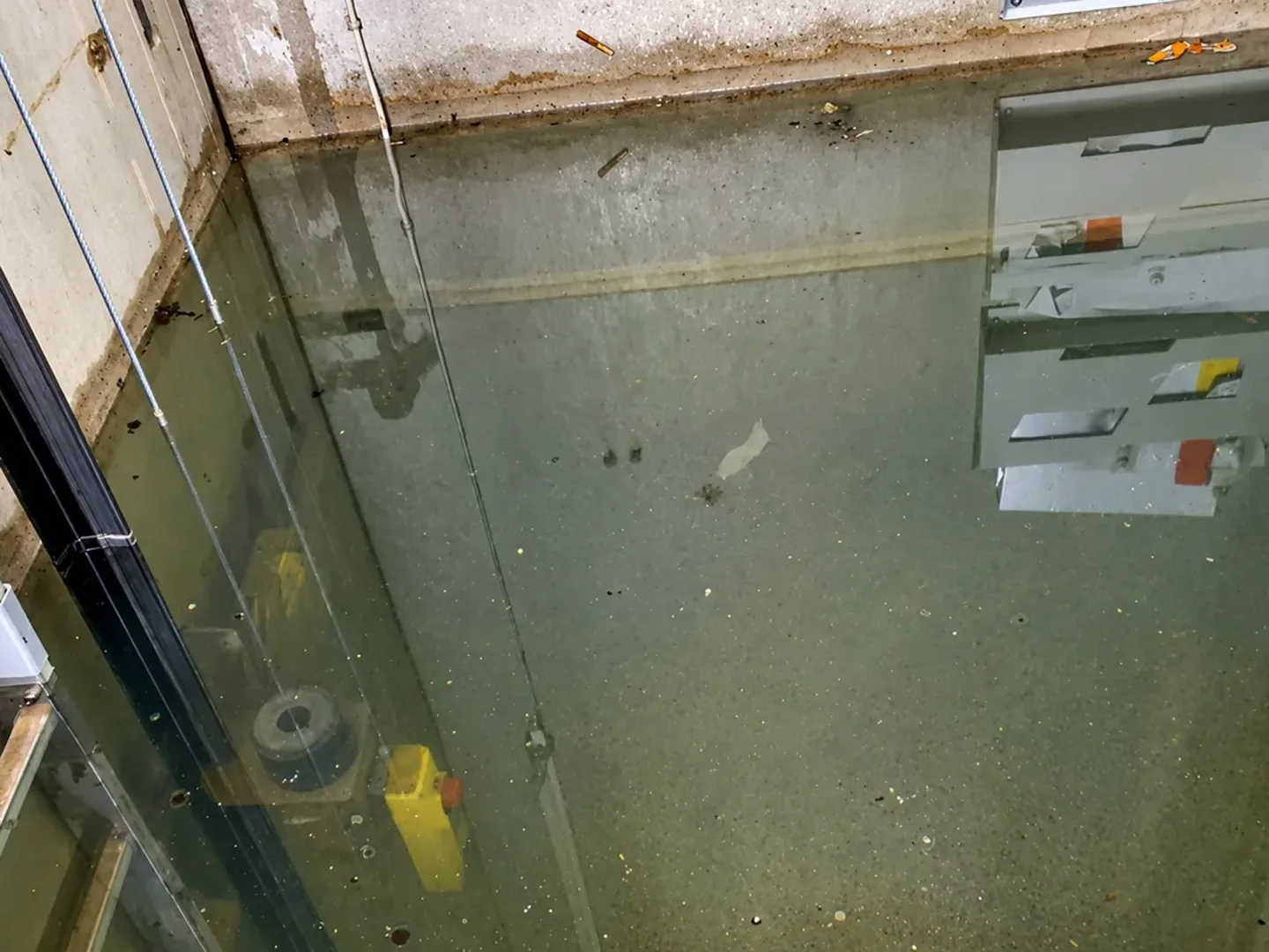 Liftschacht die onder water staat na wateroverlast