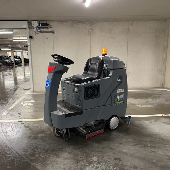 Ride-on schrobzuigmachine in een parkeergarage
