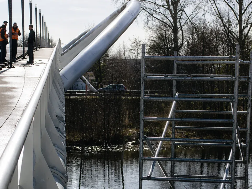 Reiniging van de Vlinderbrug in Zaandam